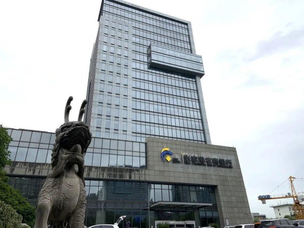 股票配资配资 服务接地气 拿下开门红：张家港行资产冲破2200亿，营收净利“双增”